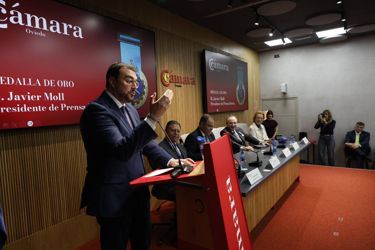 Entrega de la Medalla de Oro de la Cámara de Comercio de Oviedo a Javier Moll. Intervención de Adrián Barbón