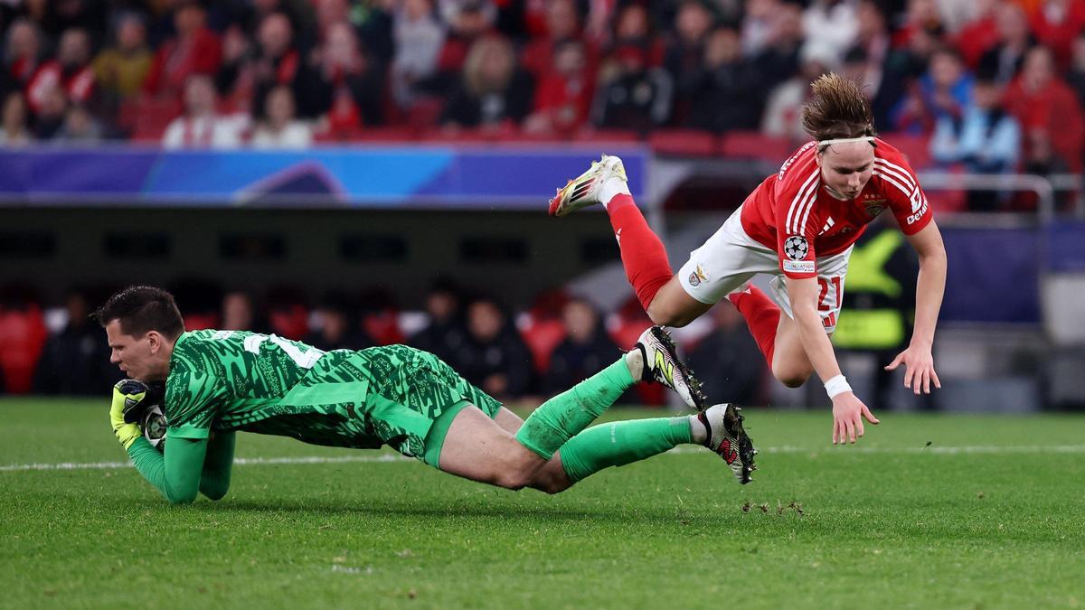 Szczesny atrapa el balón ante un ataque del Benfica en la primera parte del duelo europeo en el Estadio Da Luz de Lisboa.