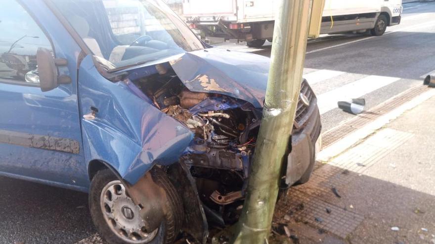 El vehículo siniestrado. // Policía Local de Poio