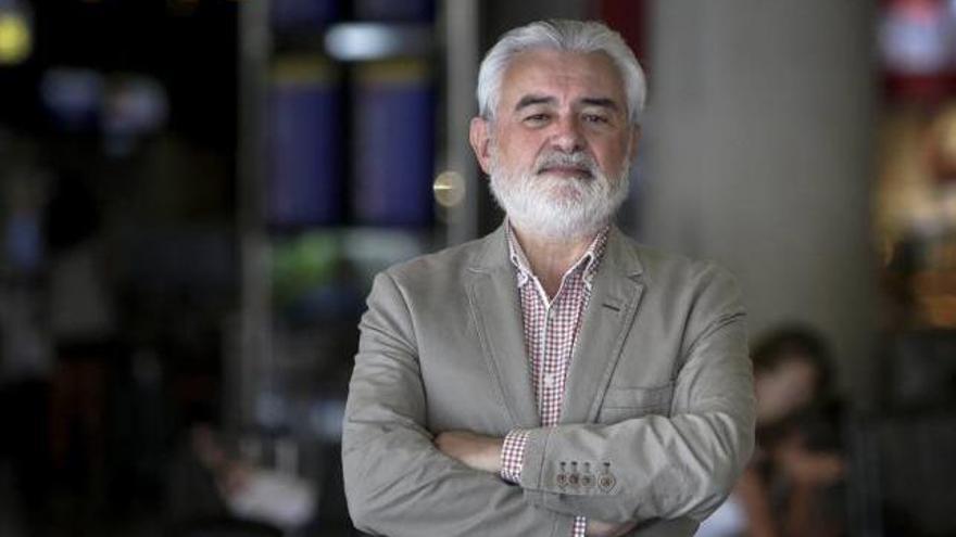 Darío Villanueva, ayer en el aeropuerto de Palma tras pasar el fin de semana deliberando el Premio Formentor.