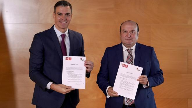 PSOE y PNV firman el acuerdo de investidura