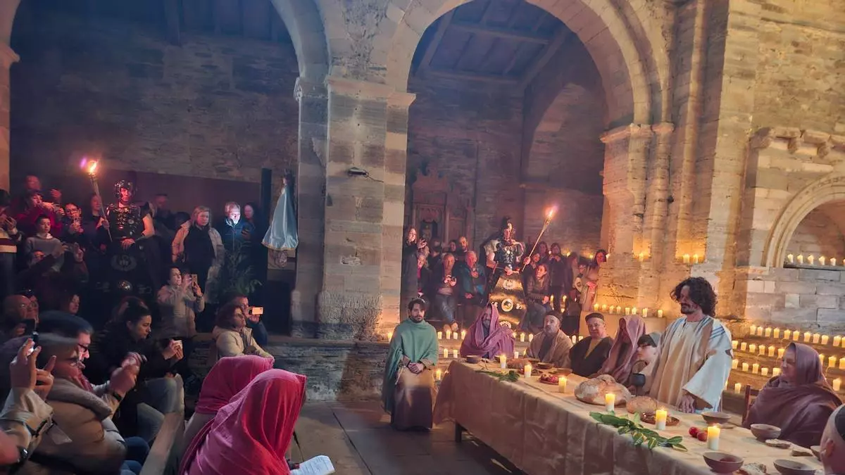Víctor Frechilla volvió a encarnar al Cristo de Villanueva de Oscos en su multitudinario viacrucis: "Siento nervios"