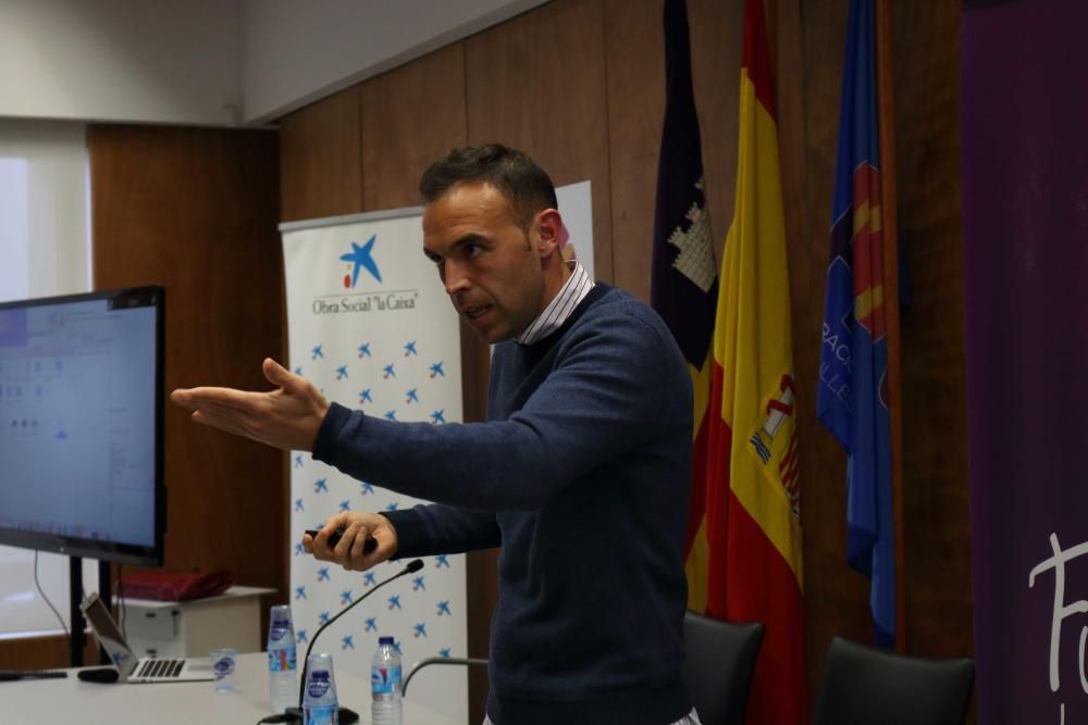 El colegiado Cuadra-Fernández instruye a los estamentos del fútbol balear sobre las claves del VAR