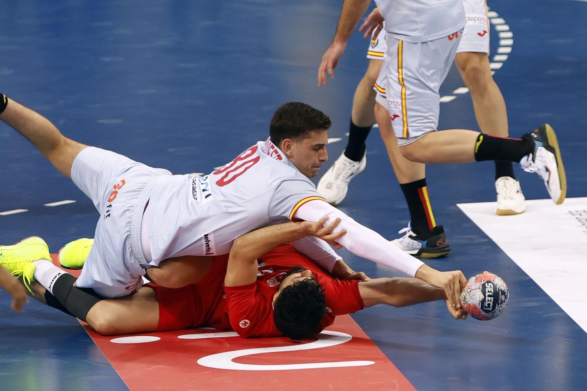 PAMPLONA, 10/01/2026.- El jugador de España, Ian Barrufet, pelea el balón ante el defensor de Túnez durante el encuentro correspondiente a la tercera jornada del Torneo Internacional de Balonmano que disputan hoy sábado en el Navarra Arena de Pamplona. EFE/Jesús Diges