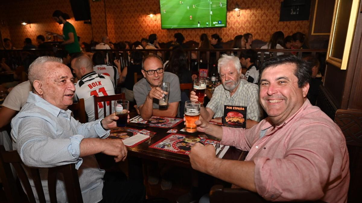 Los aficionados del CD Castellón siguen el partido contra el Almería en los bares de la ciudad