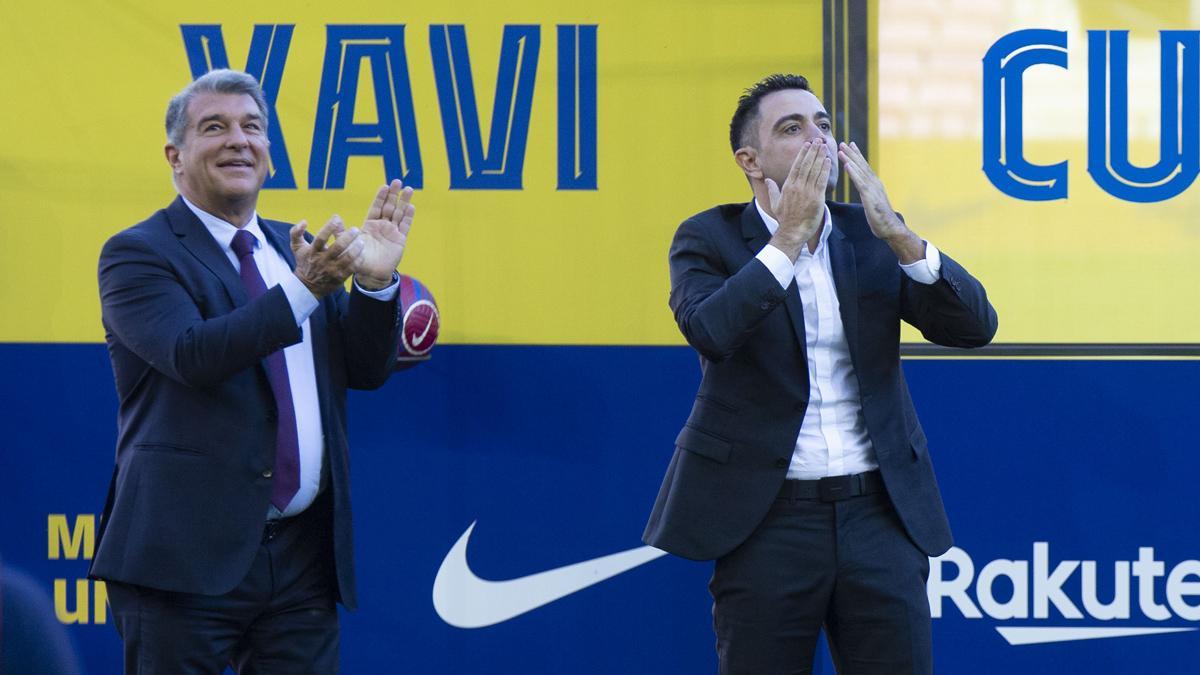 Unos 10.000 seguidores acudieron al Spotify Camp Nou para seguir la presentación de Xavi en directo