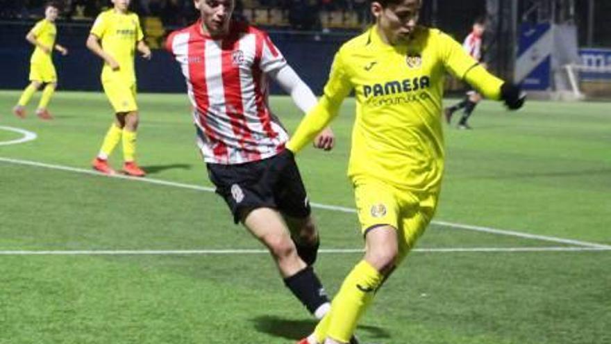 Pablo Cidoncha controla un balón ante el Acero.