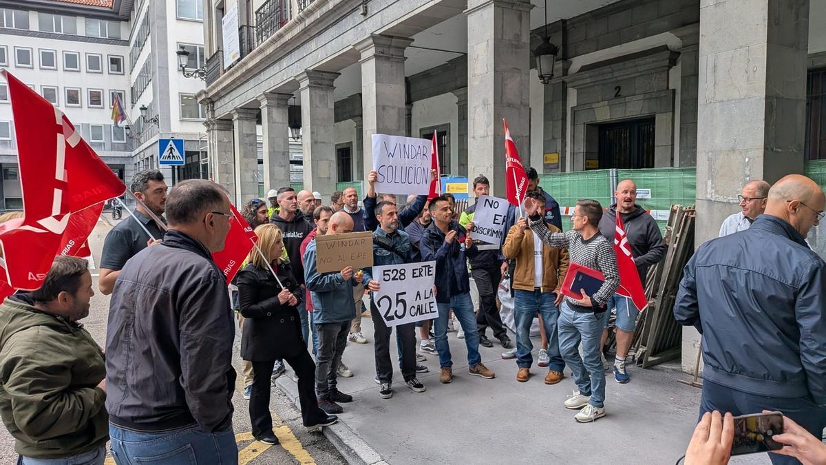 Afectados por el ERE durante una concentración ante la Consejería de Industria y Empleo.
