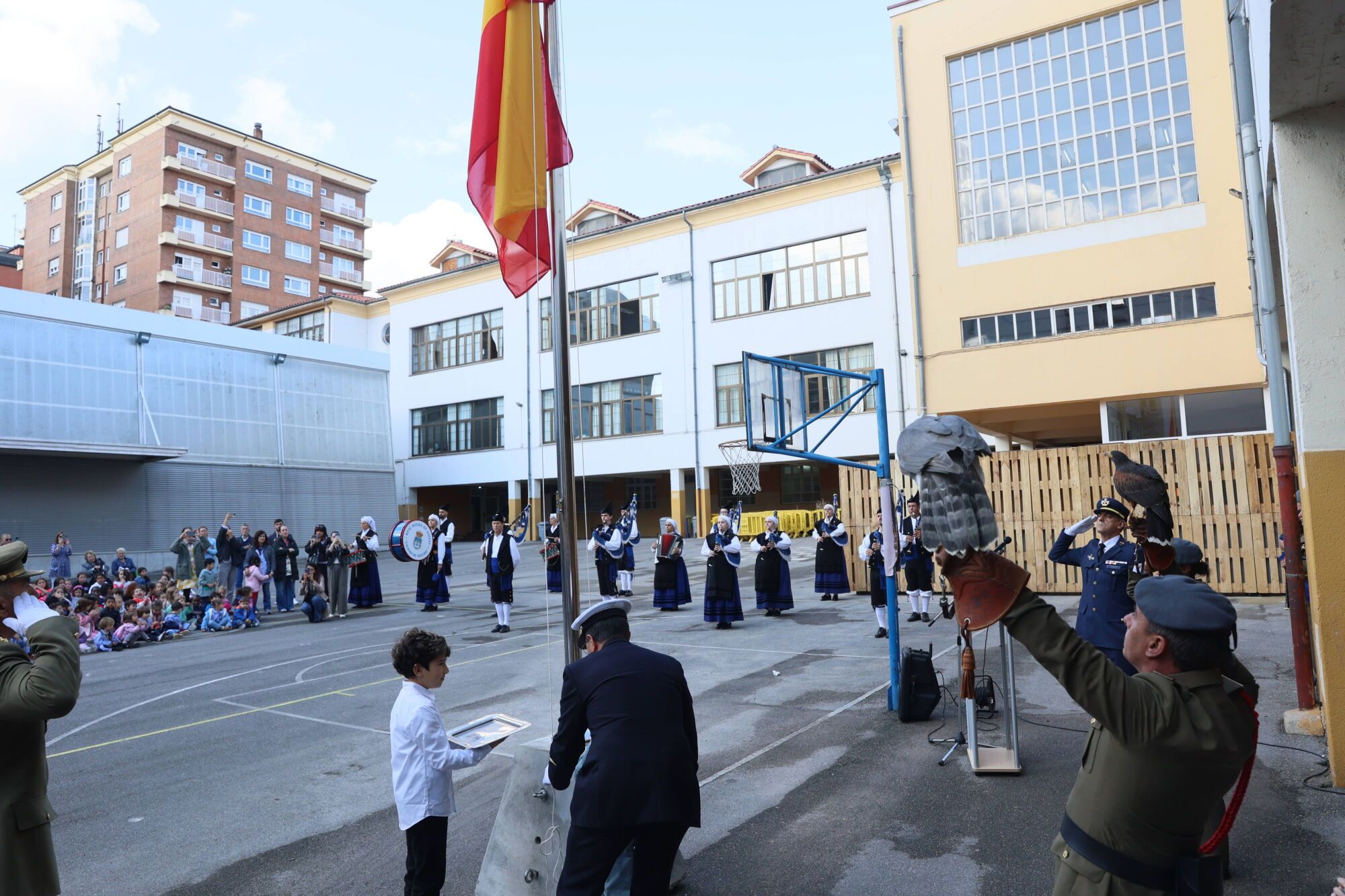 Escuelas Blancas. Acto de izado de la bandera con asistencia del delegado de Defensa y representantes de la Guardia Civil, la Policía Nacional y la Municipal, entre otros