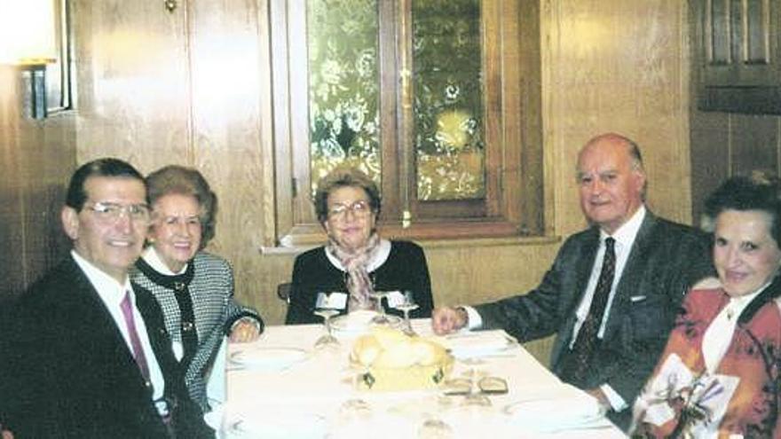 Alicia de Larrocha, en el centro, tras un concierto en Oviedo. A su lado, de izquierda a derecha, Jaime Álvarez-Buylla, Carmen Ruiz Márquez, Manuel Álvarez-Buylla y Felicitas Keller.