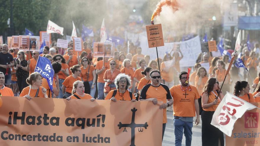 EN IMÁGENES | La marea naranja de profesores inunda Oviedo: manifestación de la escuela concertada