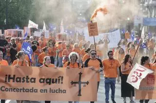 EN IMÁGENES | La marea naranja de profesores inunda Oviedo: manifestación de la escuela concertada