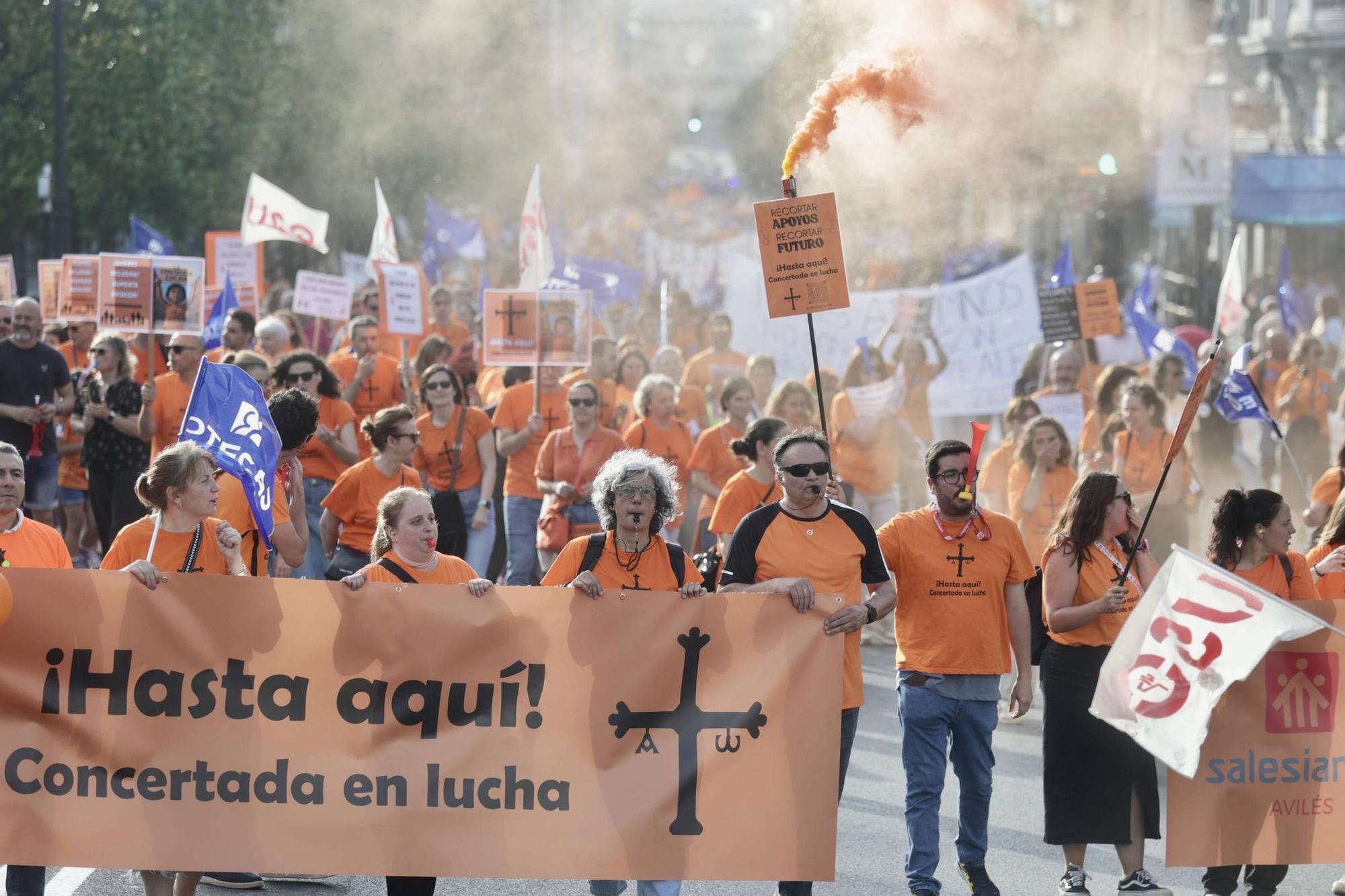EN IMÁGENES | La marea naranja de profesores inunda Oviedo: manifestación de la escuela concertada