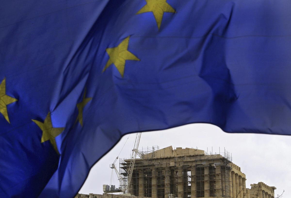 Imagen de archivo de la bandera de la Unión Europea ondeando junto a la Acrópolis de Atenas (Grecia). EFE/Simela Pantzartzi