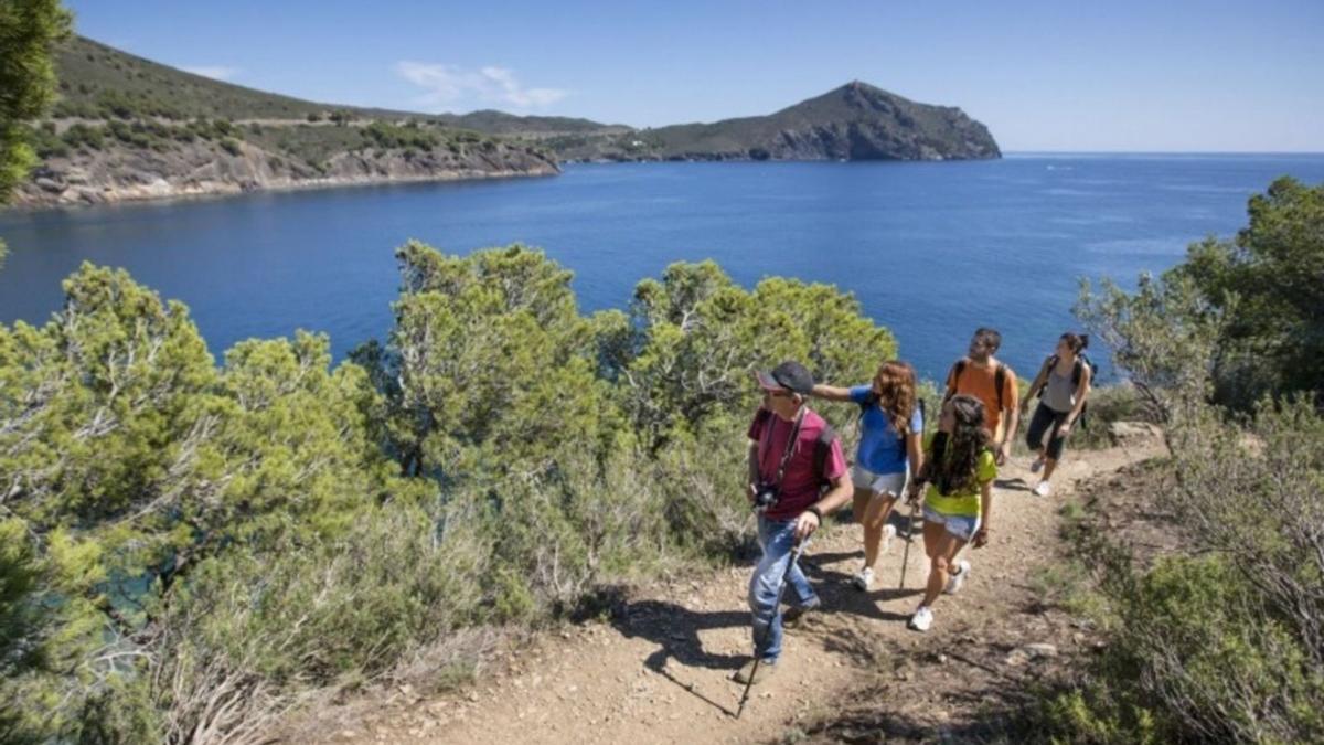 Una de les imatges promocionals de Roses, amb una de les moltes rutes (a l’esquerra). A la dreta, una altra ruta senderista a la comarca.  | AJUNT.DE ROSES /EMPORDÀTURISME