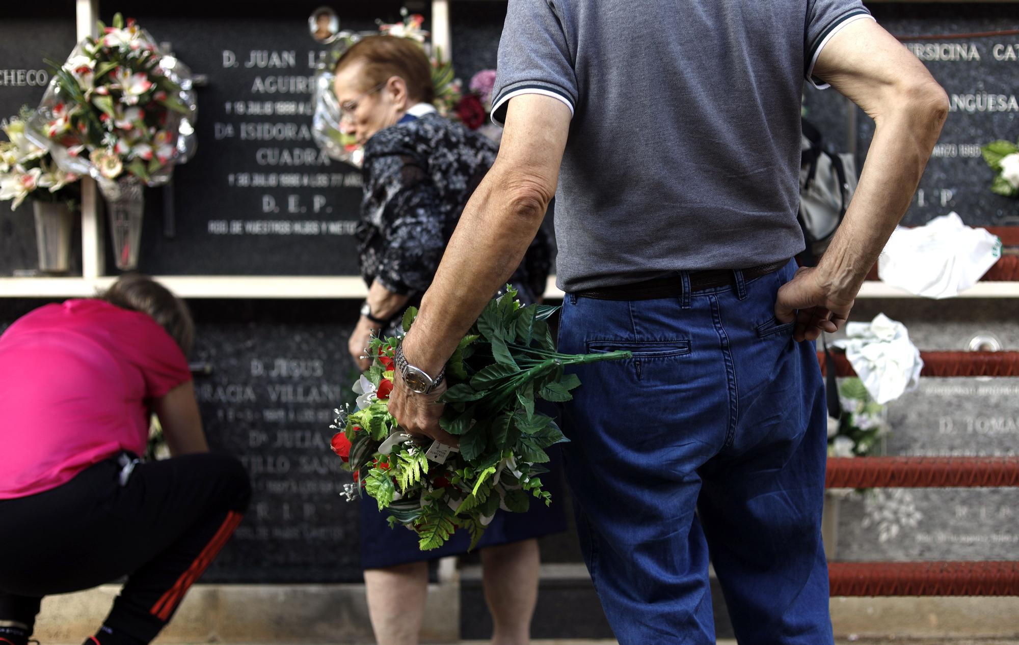 El cementerio de Torrero recibe ya a los visitantes más adelantados por Todos los Santos