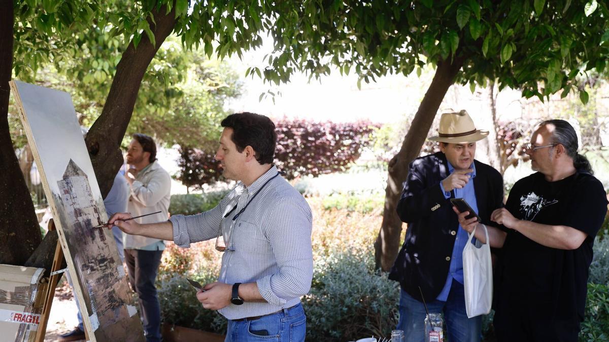 Varios pintores en Córdoba en una actividad reciente por el Día Mundial del Arte.