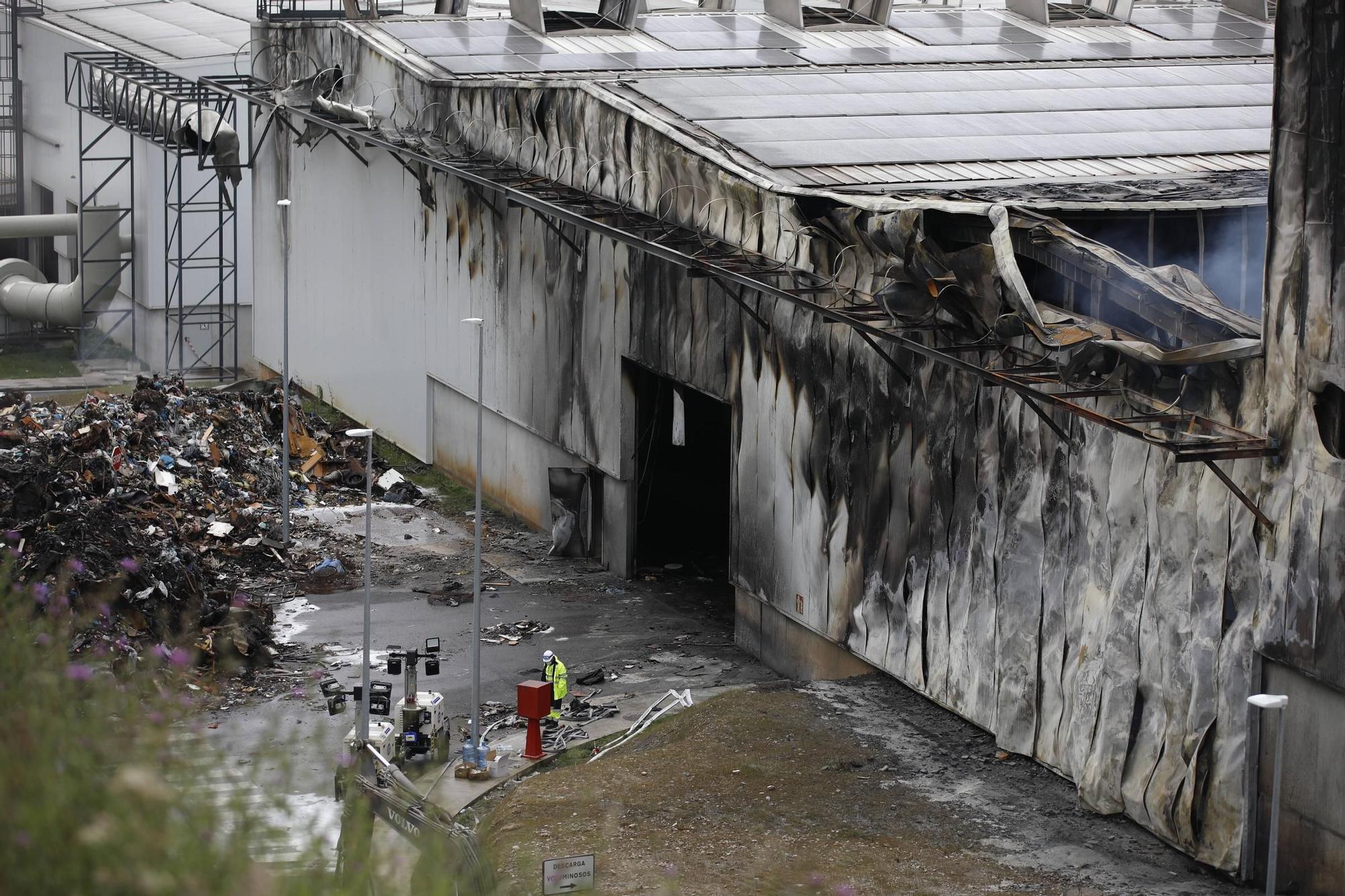 Así fue el espectacular incendio en una planta de Cogersa en Gijón (en imágenes)