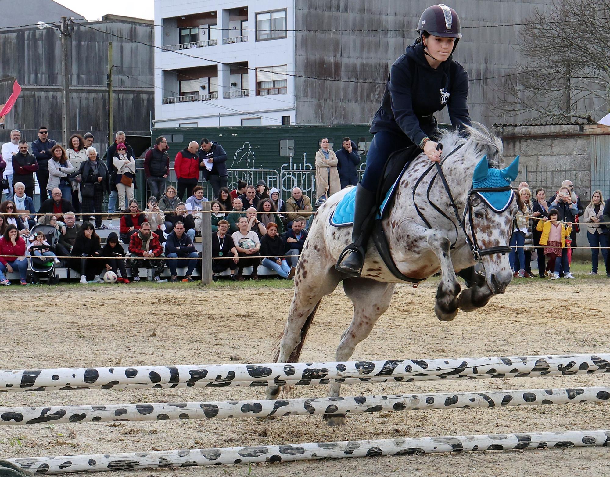 Tui. Concurso de saltos de caballo para niños durante la Feria Cabalar.