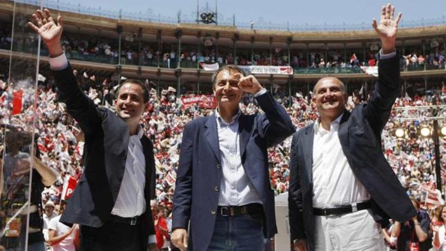 Alarte, Zapatero y Calabuig saludan al público ayer, al término del mitin en la plaza de toros.