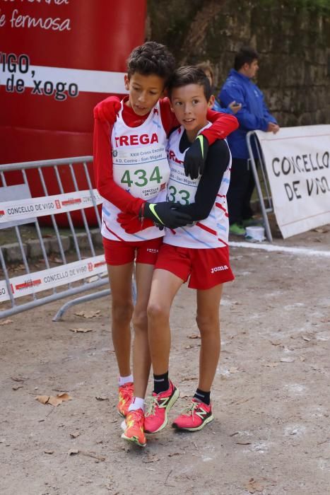 Más de 1.100 jóvenes atletas desafían a las bajas temperaturas para participar en la tradicional carrera de cross escolar.