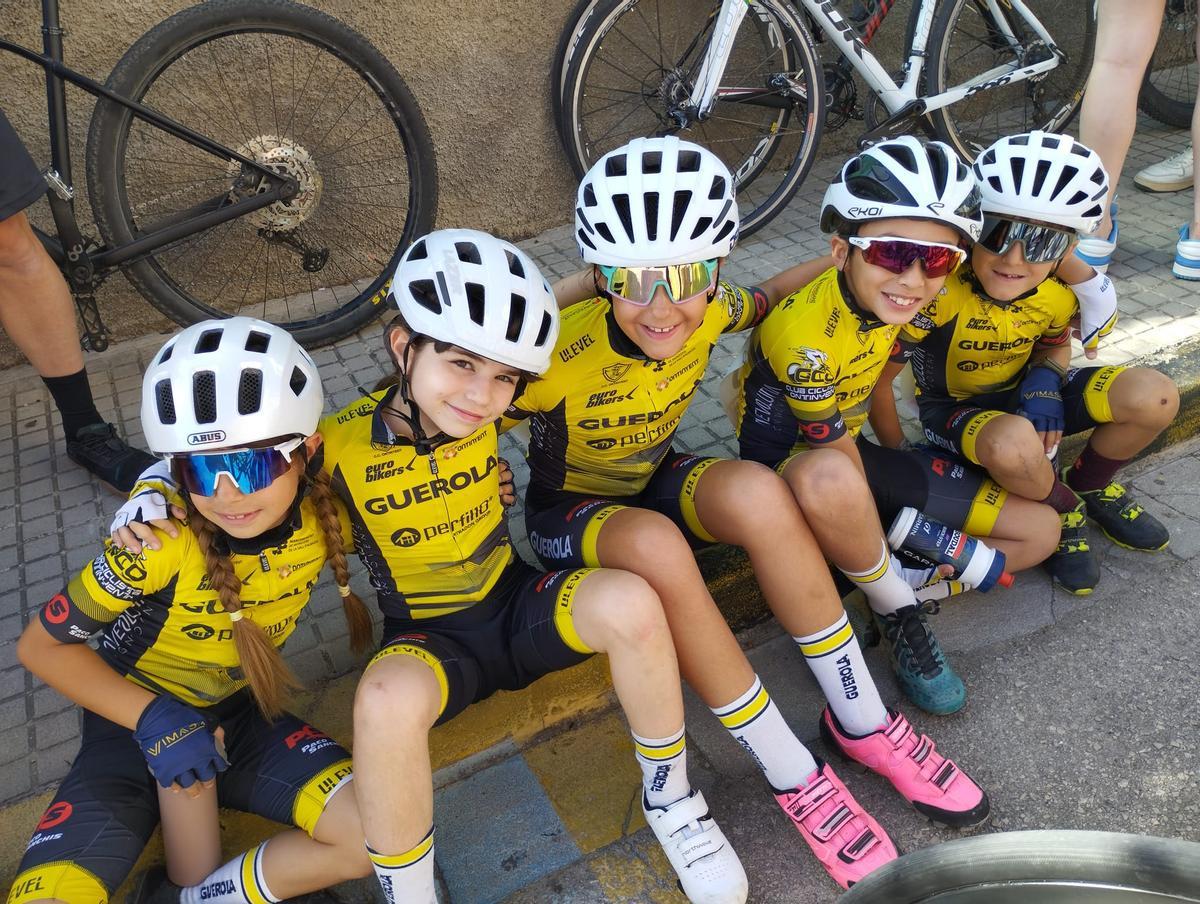 Ciclistas de la escuela de Ontinyent en el Trofeu de Daimús.