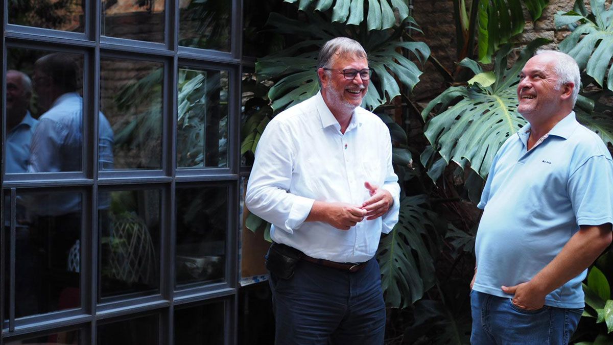 Frank Fol y Xavier Pellicer, en el patio del restaurante de este último, en Barcelona