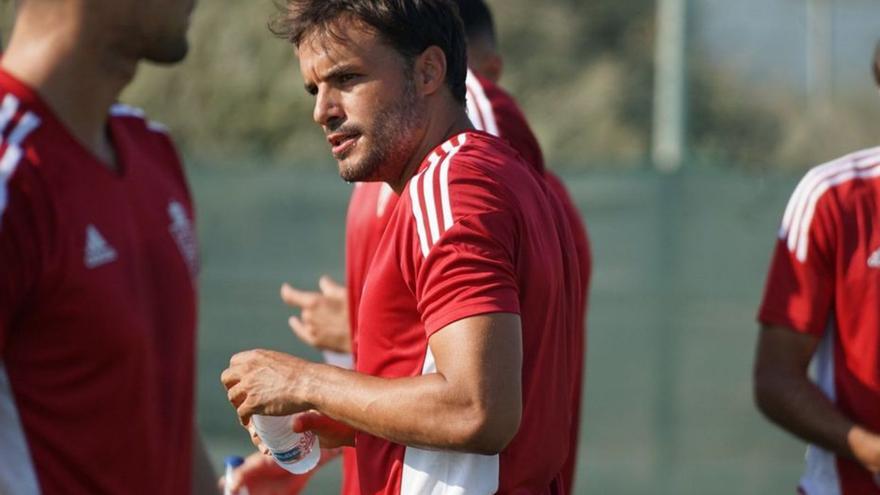 El Real Murcia regresa a los entrenamientos y ficha a Arnau Ortiz
