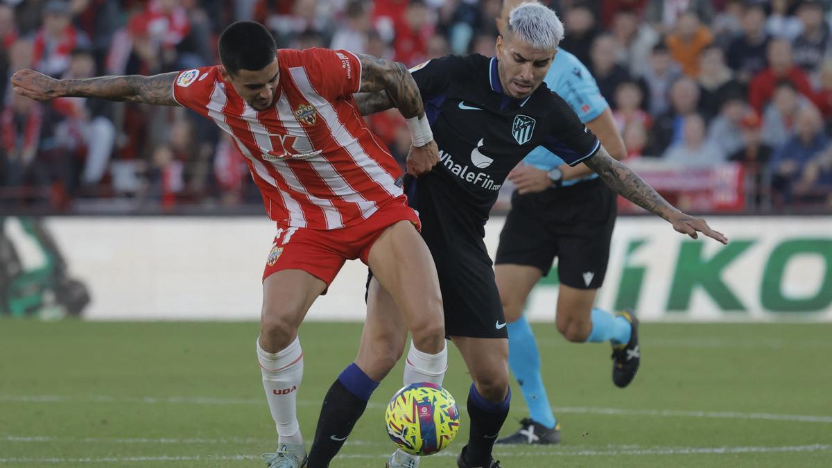 Correa y Chumi, en una acción del partido.