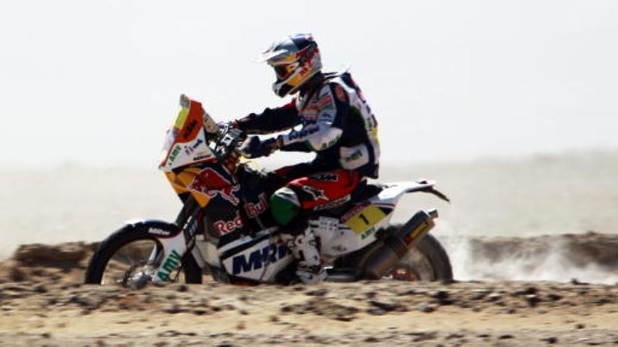 El piloto español Marc Coma conduce su moto hoy, sábado 7 de enero de 2012, durante la séptima etapa del rally Dakar Copiapó-Copiapó (Chile).