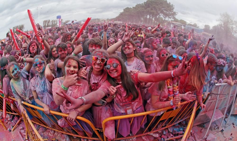 Miles de "corredores" participan en una nueva edición de la Holi Run en Vigo