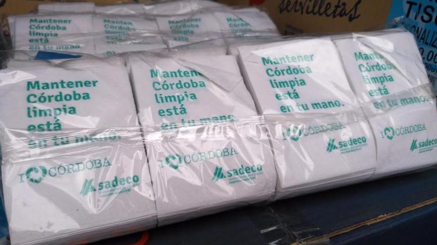 Sadeco reparte medio millón de servilletas con el lema &#039;Mantener Córdoba limpia está en nuestra mano&#039;