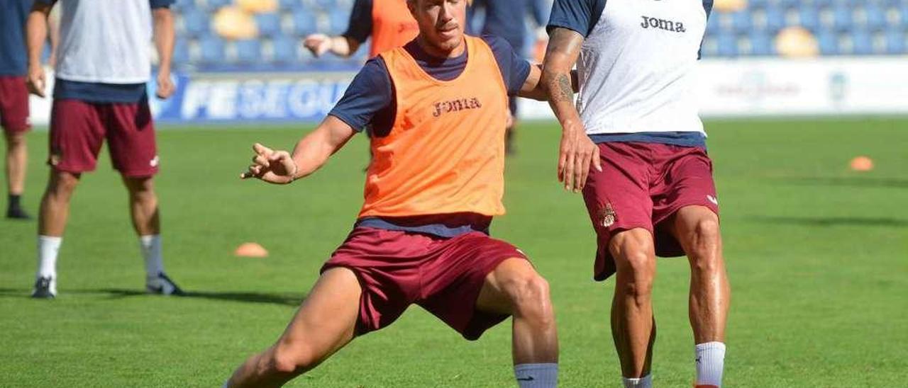 Víctor Mongil compite por un balón con Adrián León en un entrenamiento. // Gustavo Santos