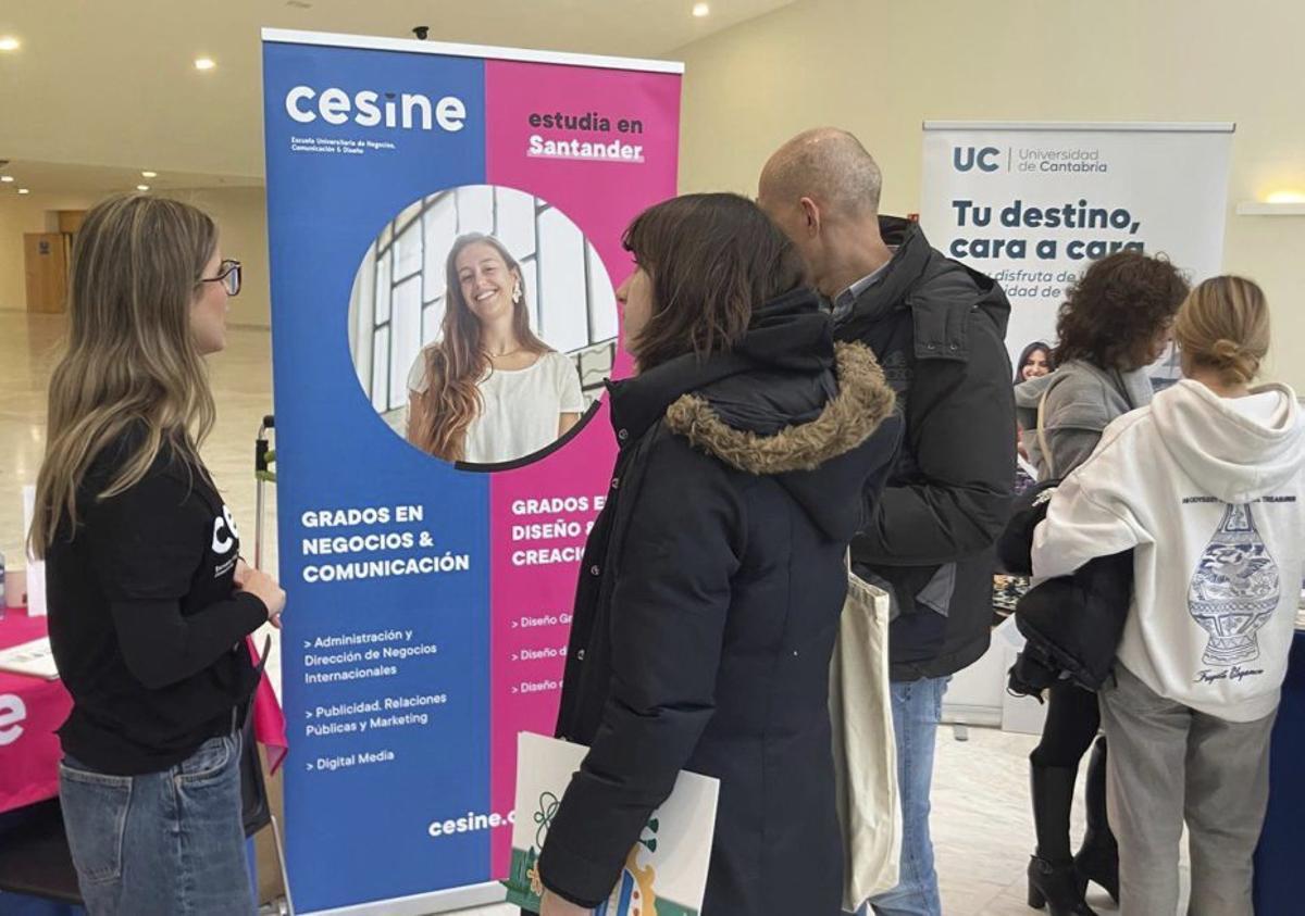 Asistentes a una feria universitaria.| |  CEDIDA A LNE