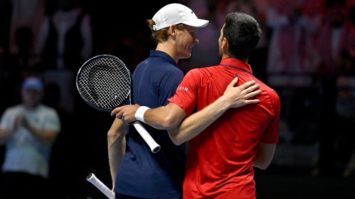 Sinner y Djokovic se saludan tras su partido en semifinales del Six Kings Slam