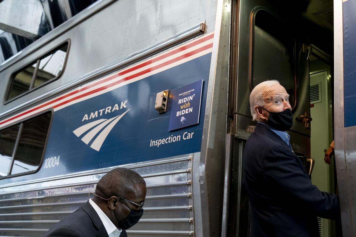 El presidente Joe Biden sube a un tren Amtrak en la estación de Pittsburgh, Pensilvania, durante su campaña para las elecciones presidenciales de 2020, que perdió frente a Trump