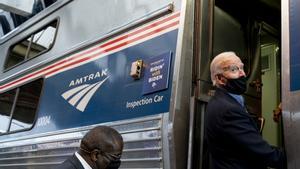 El presidente Joe Biden sube a un tren Amtrak en la estación de Pittsburgh, Pensilvania, durante su campaña para las elecciones presidenciales de 2020, que perdió frente a Trump