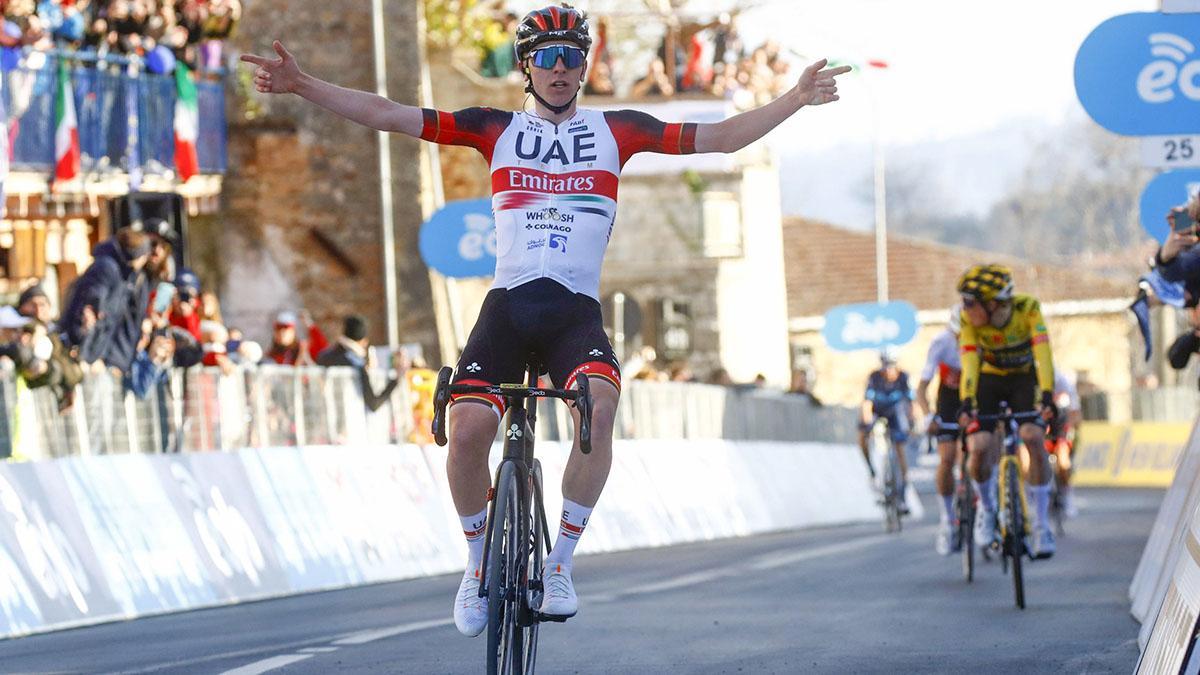 Pogacar celebrando su triunfo en la Tirreno Adriático