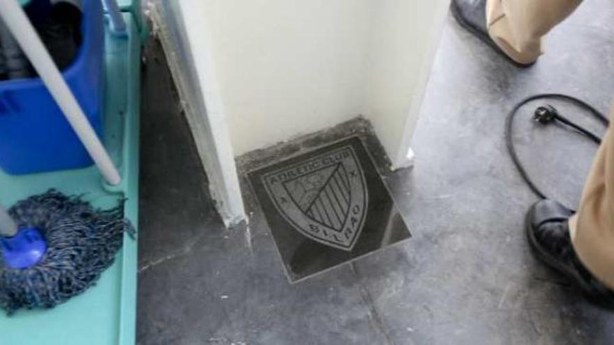 Detalle del escudo del Athletic de Bilbao en una de las columnas.