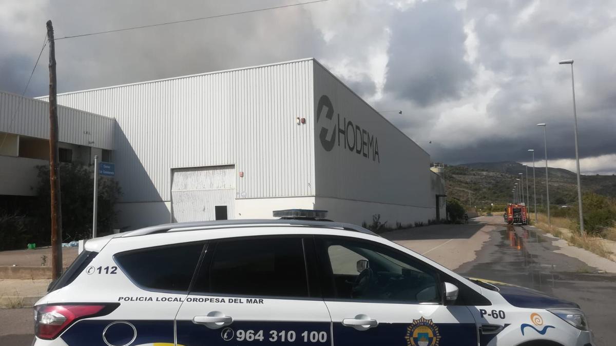 Una patrulla de la Policía Local corta el acceso a las naves cercanas.