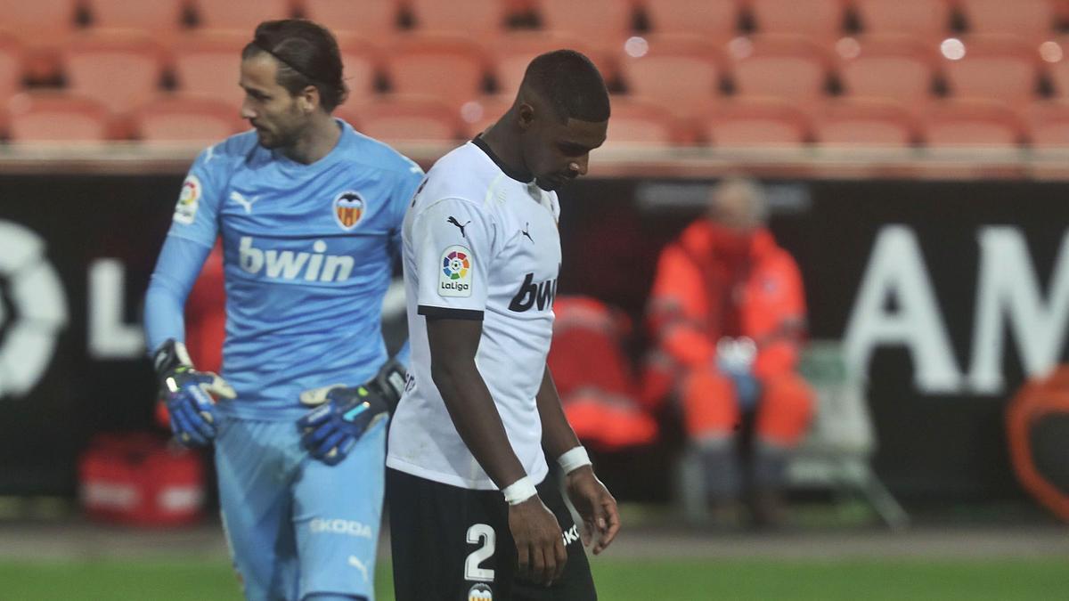 Jaume y Thierry, 
resignados tras el 
partido ante Osasuna.  j.m.lópez