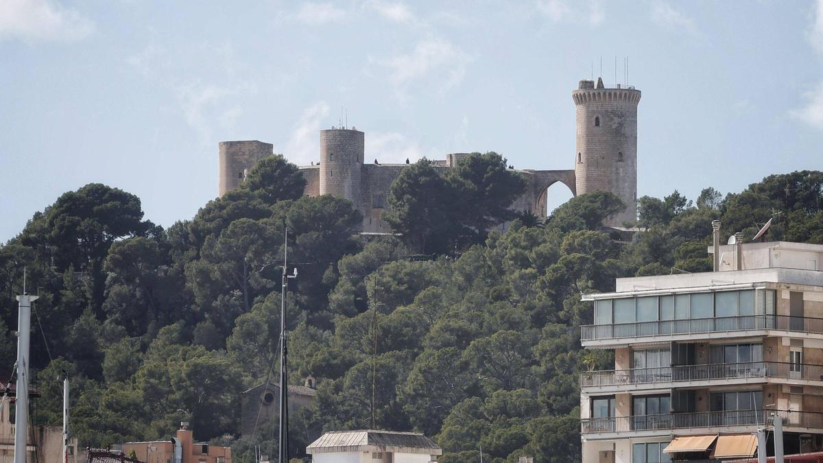 Imagen del Castillo de Bellver tomada este domingo desde el Paseo Marítimo de Palma