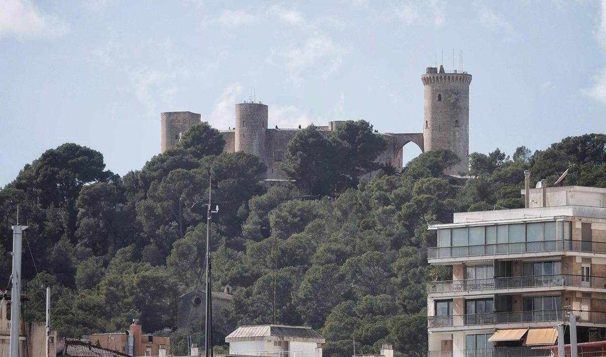 Imagen del Castillo de Bellver tomada este domingo desde el Paseo Marítimo de Palma