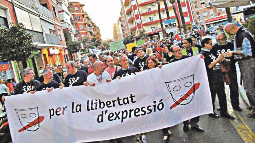 Los manifestantes al iniciar el recorrido en Arxiduc Carles.