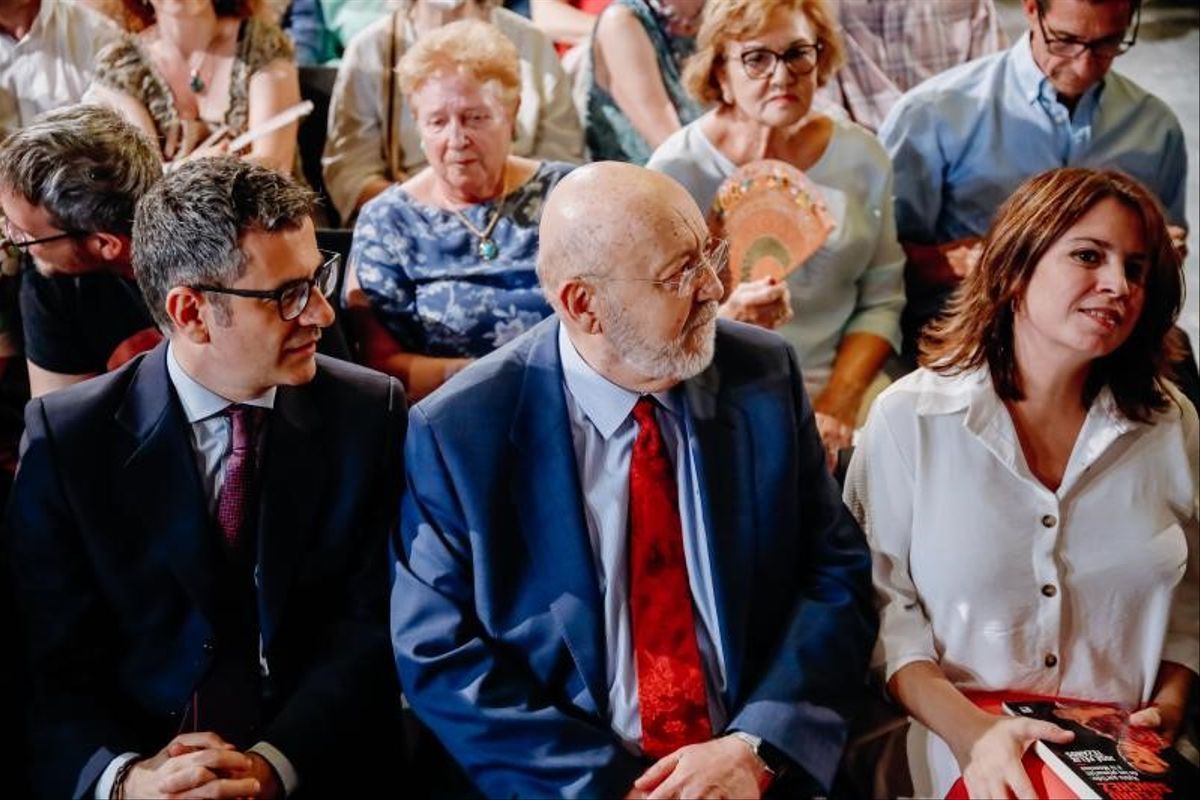 El presidente del Centro de Investigaciones Sociológicas (CIS), José Félix Tezanos, junto al ministro de la Presidencia, Félix Bolaños, y la vicesecretaria general del PSOE, Adriana Lastra, este 21 de junio de 2022.