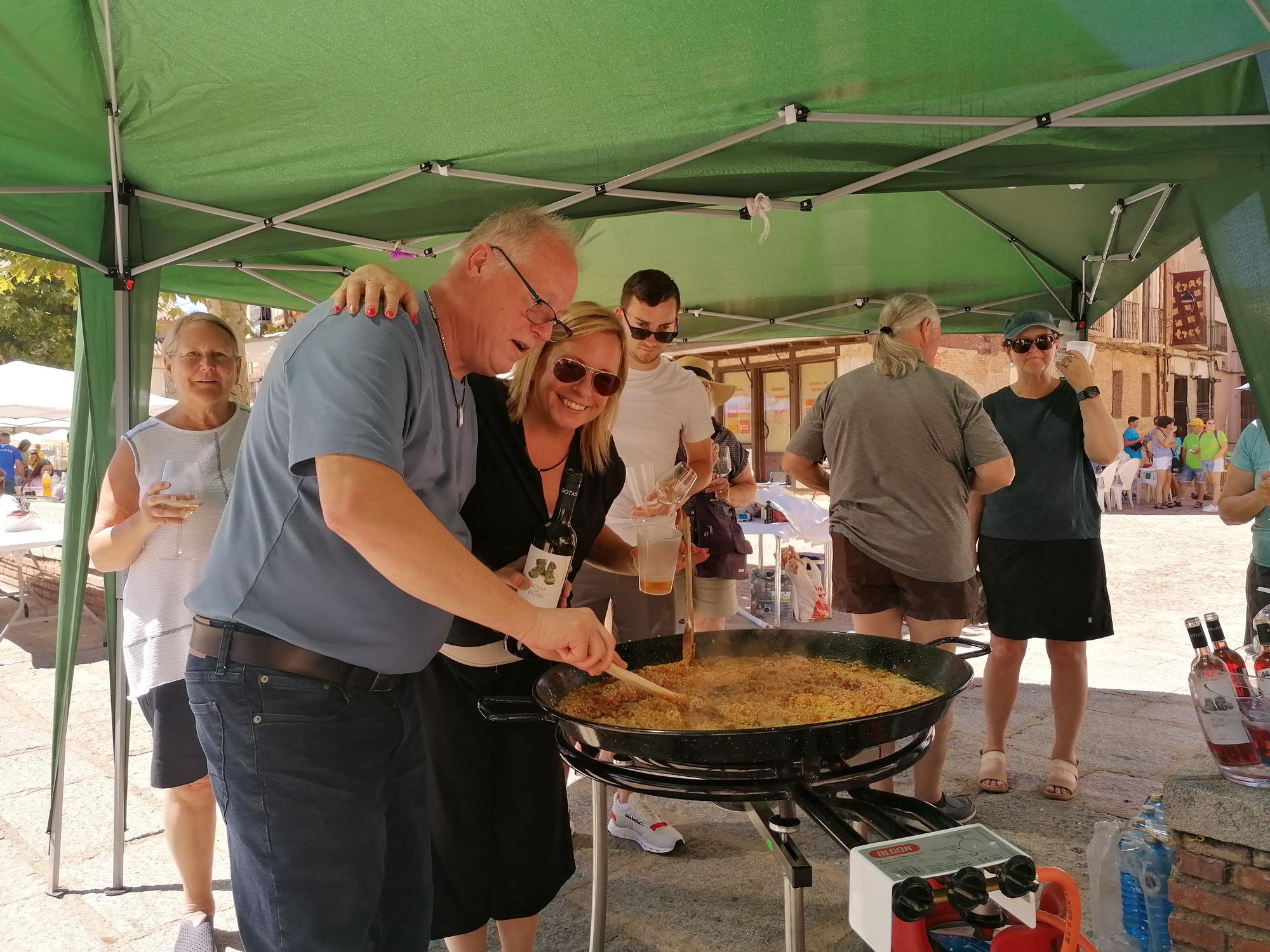 Las peñas aderezan las fiestas son sabor a paella