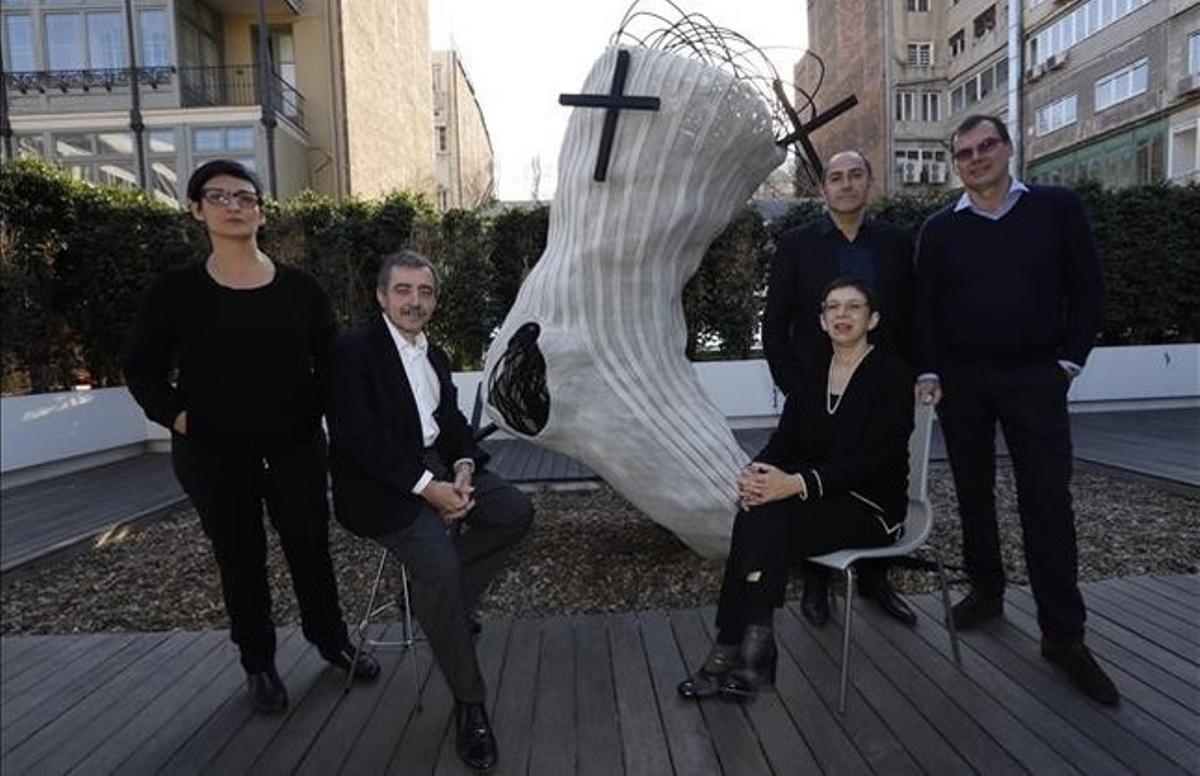 De izquierda a derecha, los exdirectores de la Fundació Tàpies Núria Enguita, Manuel J  Borja-Villel y Laurence Rassel, con el actual director, Carles Guerra, y Toni Tàpies (derecha), hijo del artista junto a su famosa obra del ’calcetín’.      