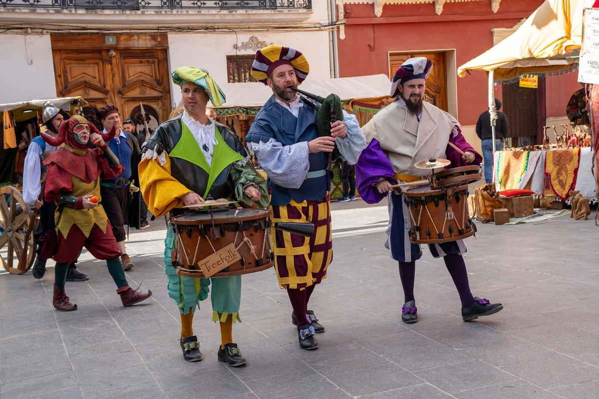 Así se sumerge Llombai en su historia con el mercado renacentista de los Borja