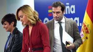 El ministro de Economía, Carlos Cuerpo, y la portavoz del Gobierno y ministra de Educación, Pilar Alegría, este martes en la Moncloa.