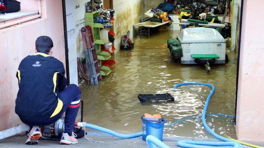 Un dels garatges inundats de Vilatenim.